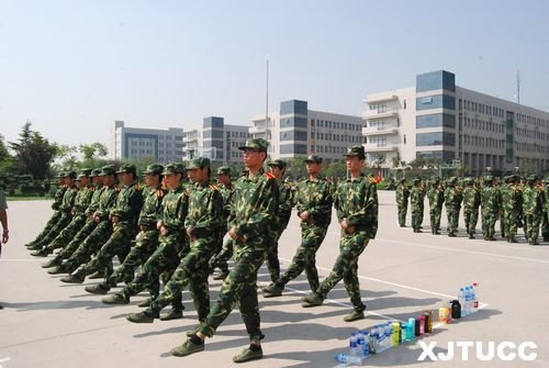 英姿颯爽展軍風(fēng) 激揚青春鑄軍魂