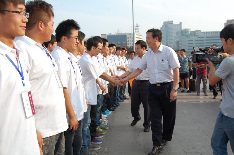 校領導看望慰問火車站迎新工作人員