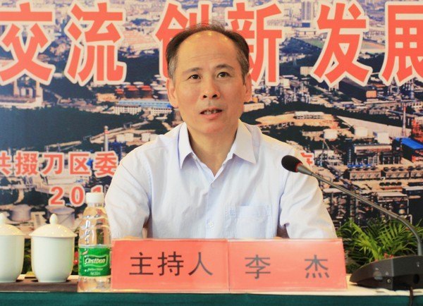 學(xué)校召開(kāi)2012年暑期研討會(huì)