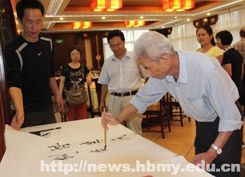 文學與傳媒學院與武漢大學聯合舉辦2012詞學國際學術研討會