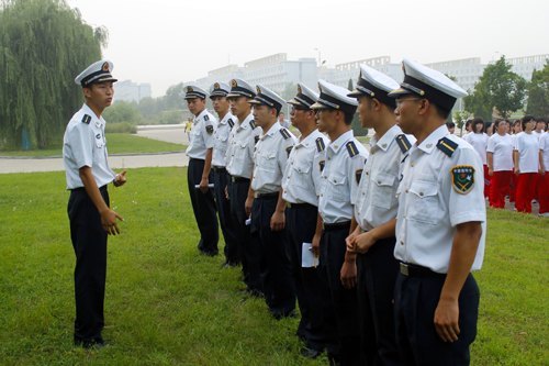 燕山大學(xué)里仁學(xué)院2012屆新生積極投入軍訓(xùn)學(xué)習(xí)