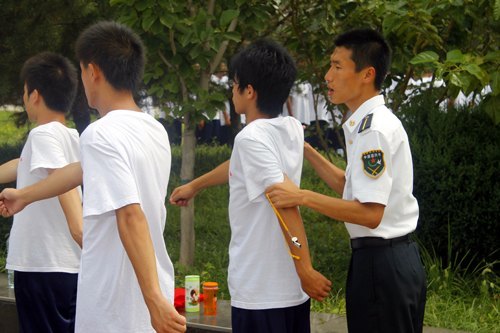 燕山大學(xué)里仁學(xué)院2012屆新生積極投入軍訓(xùn)學(xué)習(xí)