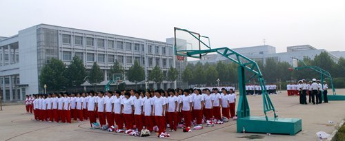 燕山大學(xué)里仁學(xué)院2012屆新生積極投入軍訓(xùn)學(xué)習(xí)