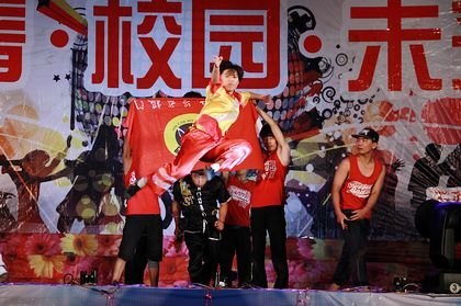 迎新晚會笑語歡歌美麗煙花綻放夜空