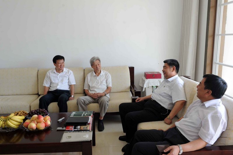 市長(zhǎng)張光峰來(lái)校慰問(wèn)