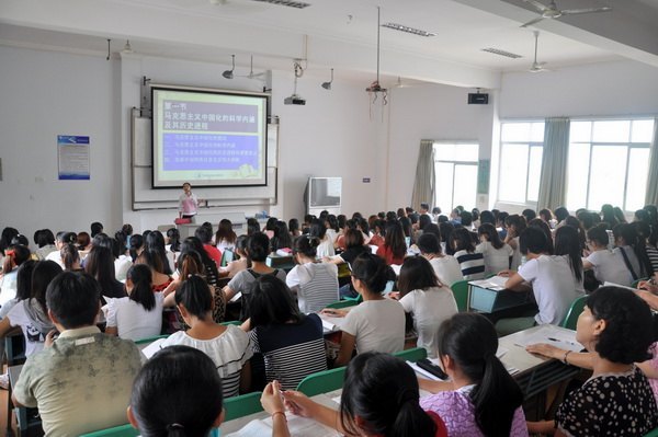 馬國防等校領導深入教學一線聽課