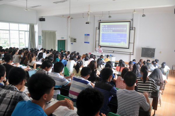 馬國防等校領導深入教學一線聽課