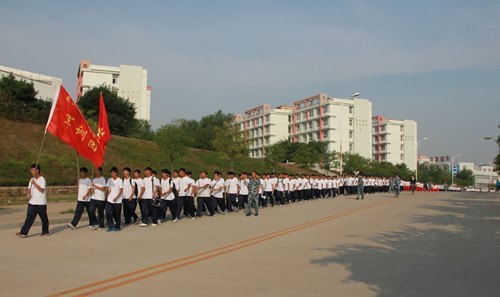 燕山大學(xué)里仁學(xué)院開展2012級新生軍訓(xùn)拉練活動