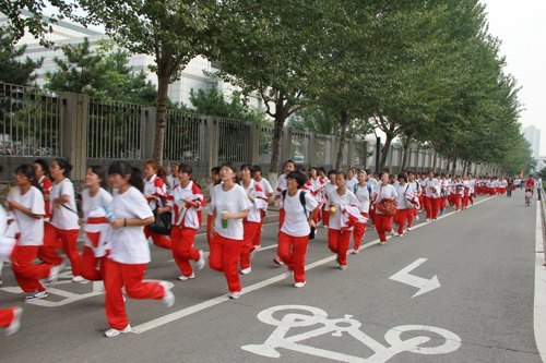 燕山大學(xué)里仁學(xué)院開展2012級新生軍訓(xùn)拉練活動