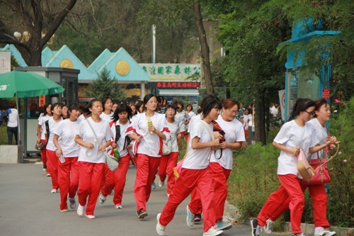 燕山大學(xué)里仁學(xué)院開展2012級新生軍訓(xùn)拉練活動