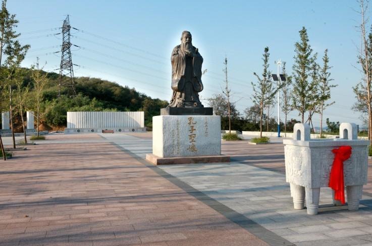 魯東大學(xué)文化新景觀杏壇影壁完工