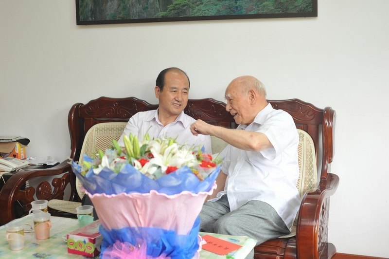 學校領導在教師節前夕走訪慰問一線教師