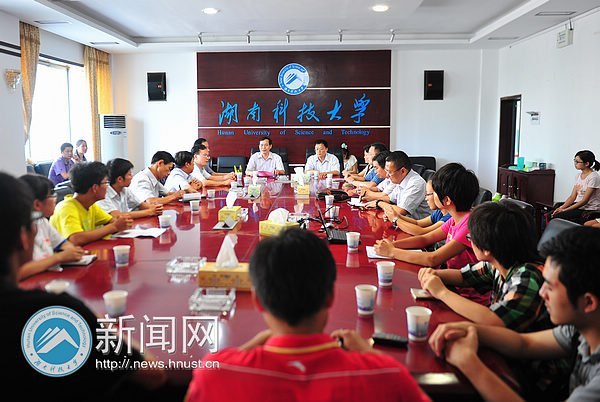校黨委慰問貧困大學生黨員