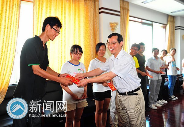 校黨委慰問貧困大學生黨員