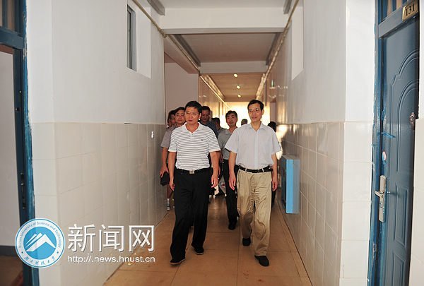 校長劉德順一行深入迎新大本營探望工作