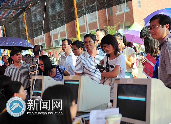 校長劉德順一行深入迎新大本營探望工作