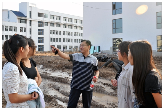 孫建中院長(zhǎng)同參觀新校區(qū)的學(xué)生笑談美好前景