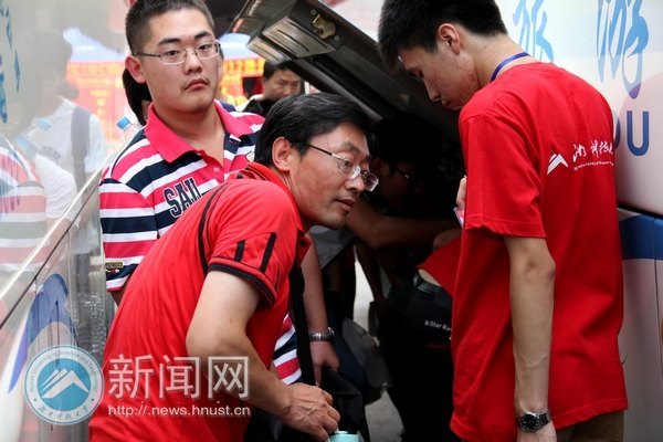 湘潭汽車站迎新點:“從現在起我們是一家人”