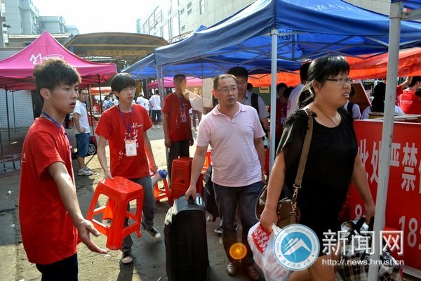 湘潭汽車站迎新點:“從現在起我們是一家人”