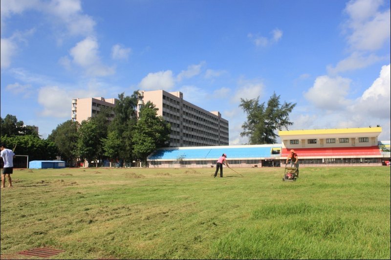體育學系為迎接新生軍訓開展田徑場草坪修剪清潔工作