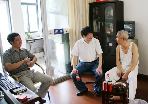 校領(lǐng)導(dǎo)教師節(jié)走訪慰問(wèn)教職工