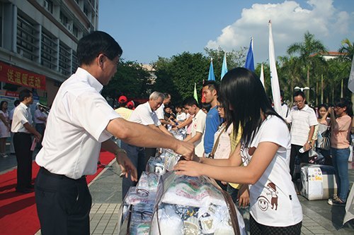 “綠色通道”送溫暖 新生入學(xué)無困難