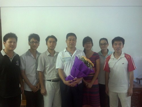 學(xué)校各級(jí)共青團(tuán)、學(xué)生會(huì)組織以各種方式慶祝教師節(jié)