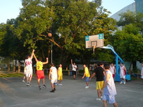 學(xué)校各級(jí)共青團(tuán)、學(xué)生會(huì)組織以各種方式慶祝教師節(jié)