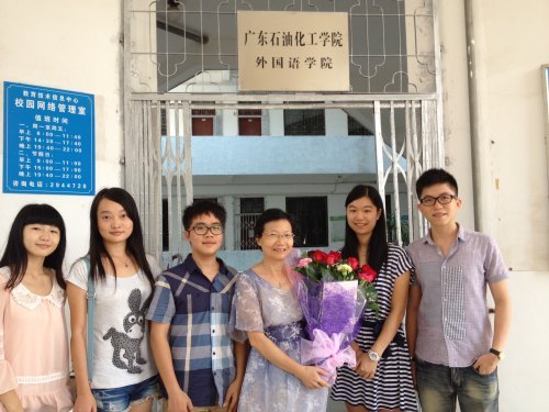 學(xué)校各級(jí)共青團(tuán)、學(xué)生會(huì)組織以各種方式慶祝教師節(jié)