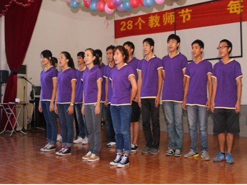 學(xué)校各級(jí)共青團(tuán)、學(xué)生會(huì)組織以各種方式慶祝教師節(jié)