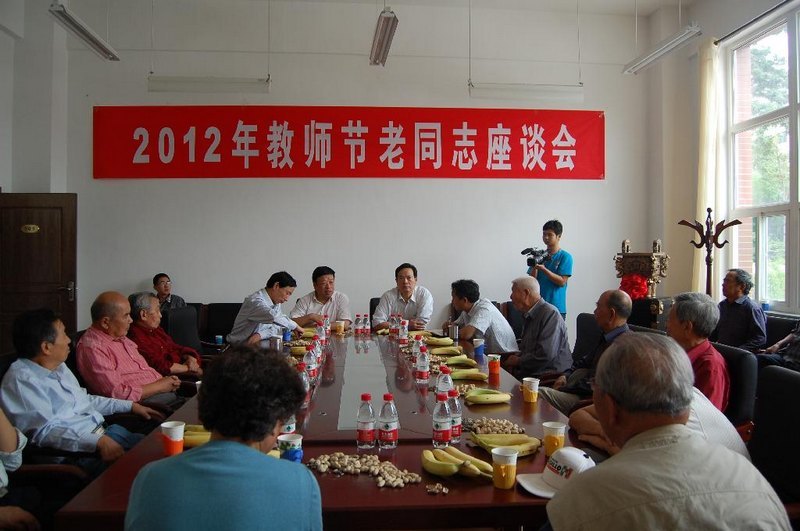 校領導教師節(jié)慰問離退休老干部