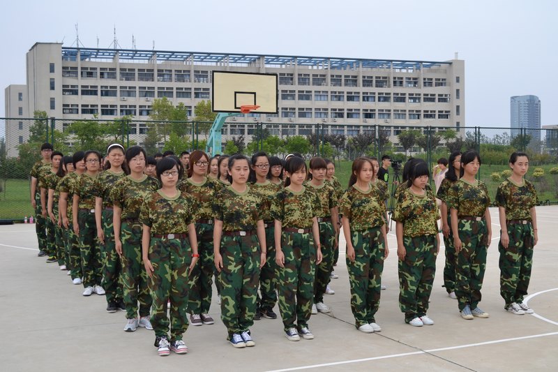 煙臺大學(xué)文經(jīng)學(xué)院2012級新生軍訓(xùn)火熱進行