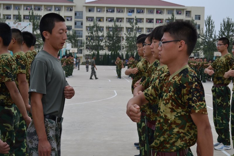 煙臺大學(xué)文經(jīng)學(xué)院2012級新生軍訓(xùn)火熱進行