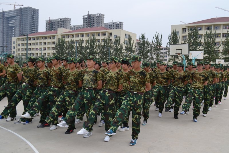 煙臺大學(xué)文經(jīng)學(xué)院2012級新生軍訓(xùn)火熱進行