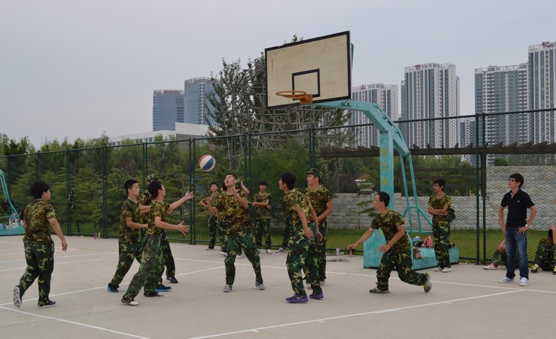 煙臺大學(xué)文經(jīng)學(xué)院2012級新生軍訓(xùn)火熱進行