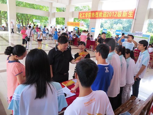 化工學院全力以赴做好迎新工作