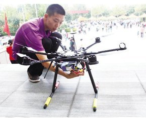 濱州學院學子設計研發六旋翼飛行器