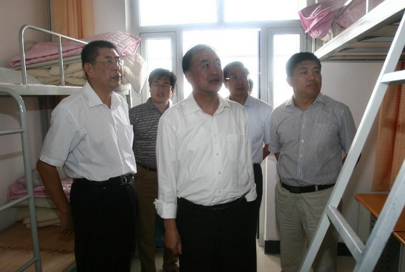 校領(lǐng)導(dǎo)視察校園 檢查指導(dǎo)迎新工作