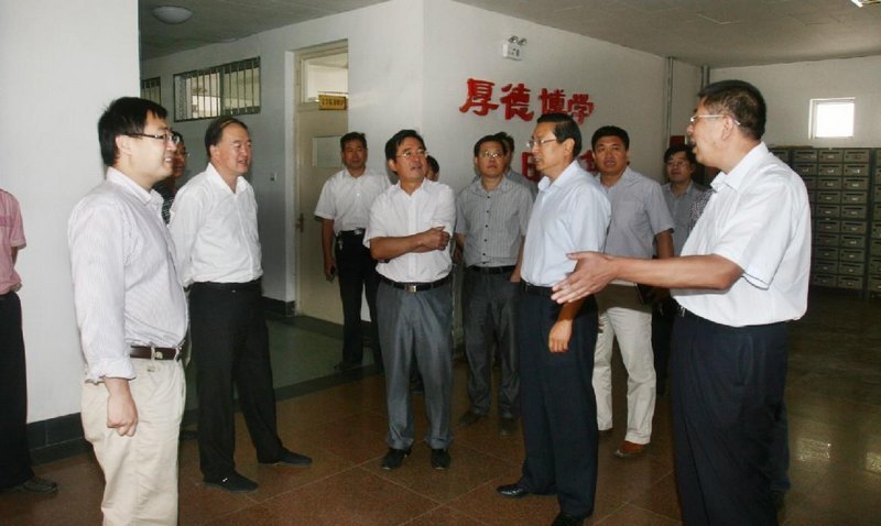 校領(lǐng)導(dǎo)視察校園 檢查指導(dǎo)迎新工作