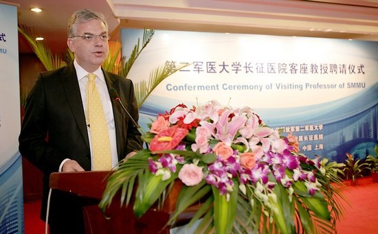 第二軍醫(yī)大學(xué)長征醫(yī)院隆重舉行聘請英國劍橋大學(xué)Jonathan Gillard教授擔(dān)任胸心外科客座教授儀式