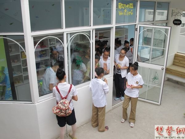 附中:“誠信教育”出新招 開店不設(shè)收銀員