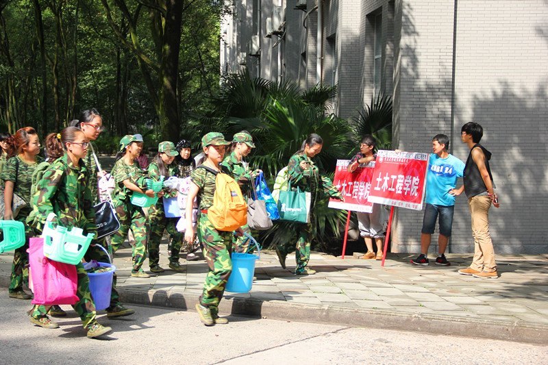 土木喜迎新生軍訓(xùn)歸來