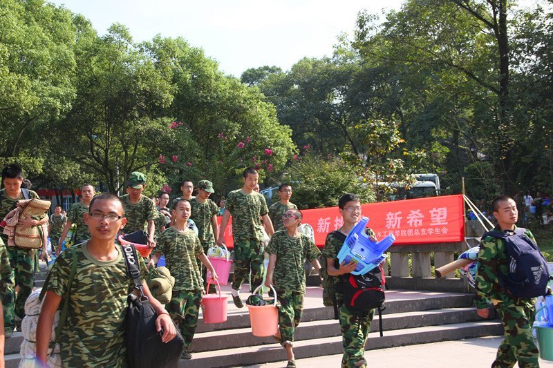 土木喜迎新生軍訓(xùn)歸來