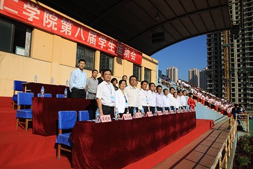 燕山大學(xué)里仁學(xué)院舉辦第八屆學(xué)生運(yùn)動(dòng)會(huì)