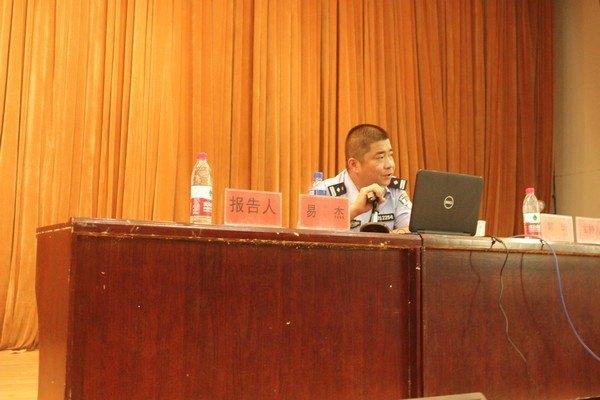 學校舉行2012級新生安全教育報告會