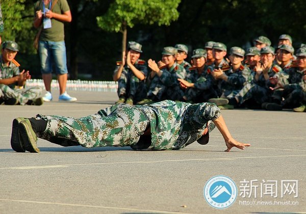 新生軍訓慰問演出 濃情勝濃“晴”