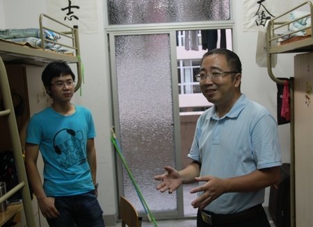 王正部長走訪學(xué)生寢室指導(dǎo)文明寢室創(chuàng)建工作