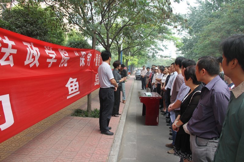 許昌學(xué)院舉行“紀(jì)念九·一八,保衛(wèi)釣魚島”萬人宣誓簽名儀式