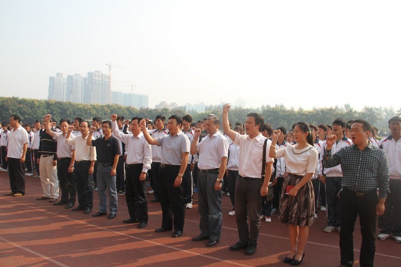 許昌學(xué)院舉行“紀(jì)念九·一八,保衛(wèi)釣魚島”萬人宣誓簽名儀式