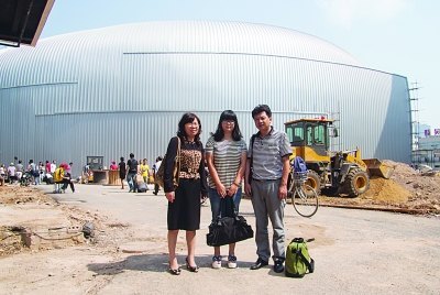 《揚子晚報》:南藝大一新生報到 喜拍“全家福”